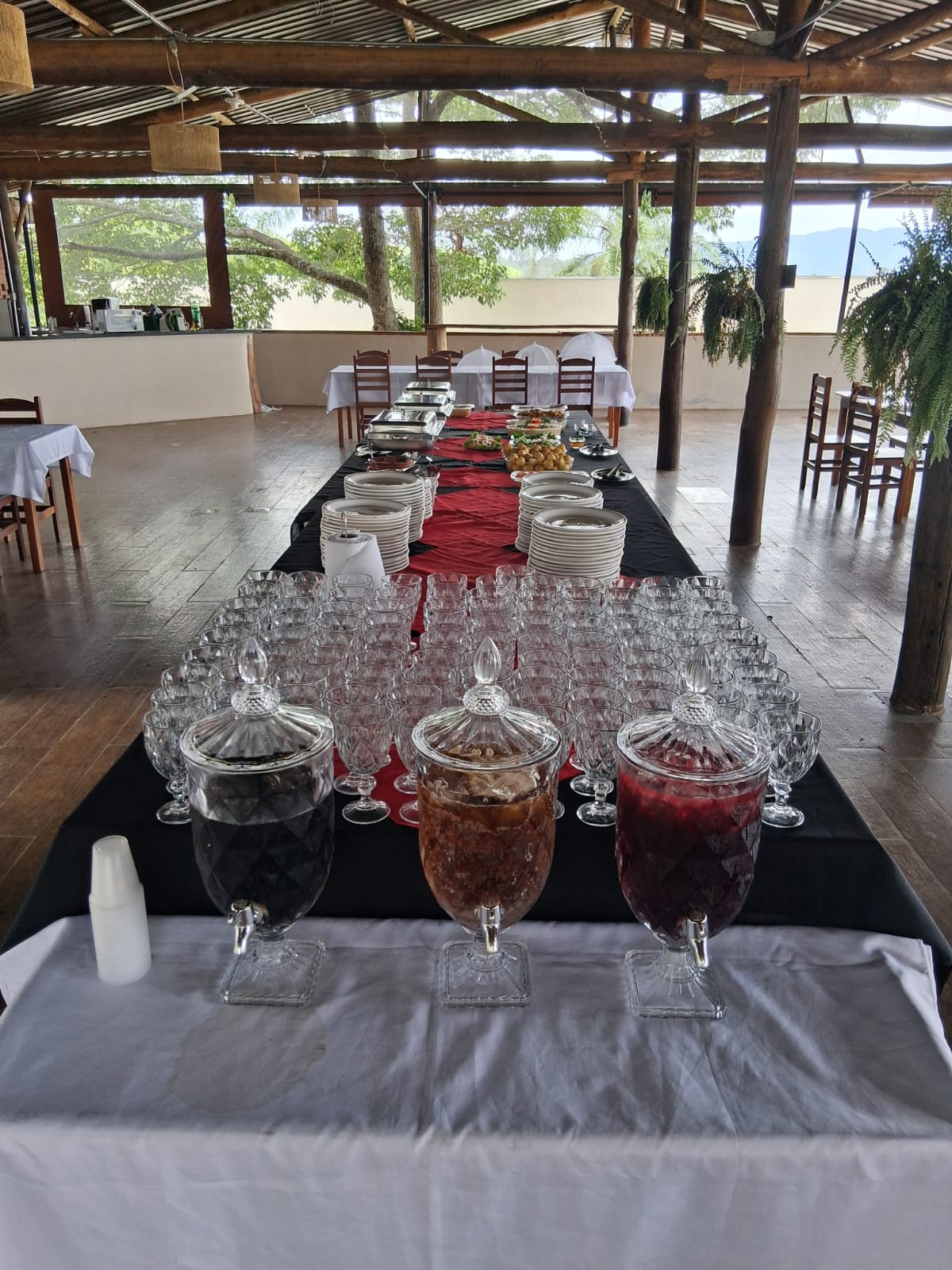 Mesa de buffet e bebidas para evento de empresa